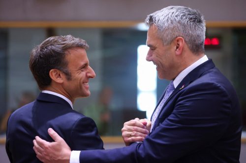 Frankreichs Präsident Emmanuel Macron und Kanzler Karl Nehammer. reuters