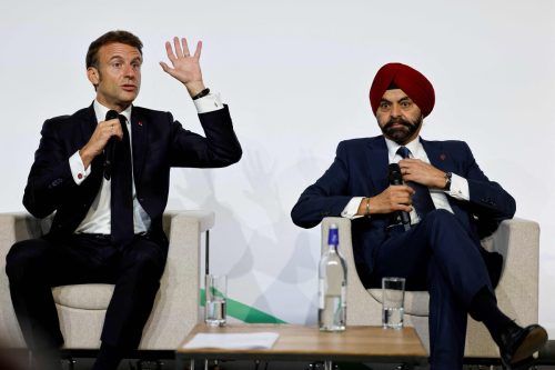 Frankreichs Präsident Emmanuel Macron und Weltbankpräsident Ajay Banga bei einer Diskussionsrunde.  AFP