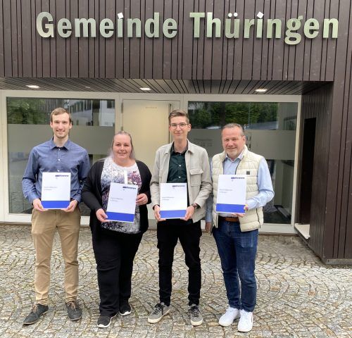 Freuen sich über die neue Willkommensmappe (v.l.): Amtsleiter Johannes Rauch, Familienausschussobfrau Melanie Loretz, Benedikt Moosbrugger und Bgm. Harald Witwer. Gemeinde