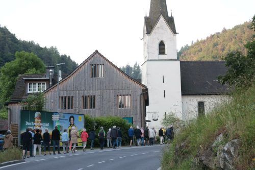 Für den traditionellen Bittgang treffen sich wöchentlich zahlreiche Gläubige in Götzis. mima