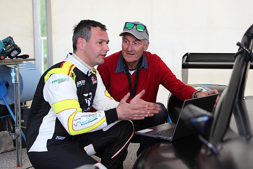 Christoph Lampert (links) erklärt VN-Motorsportmitarbeiter und Ex-Motorsportler Hermann Bischof die Details der Neuerungen.Noger