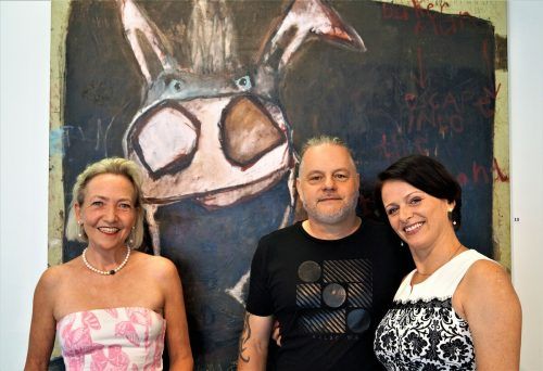 Galeristin Sylvia Janschek und der Künstler der aktuellen Ausstellung Peter Kohl mit Birgit Kaltenegger (v. l.).  YAS (2)