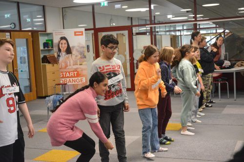 Gemeinsam tauchen die Schüler voll und ganz in das Theaterstück ein. bvs/2