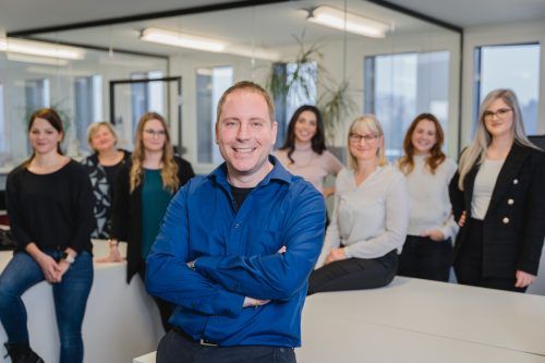 Geschäftsführer Marcel Frischknecht und das Team von Stempel Glatz.  P.Berchtold/GLATZ