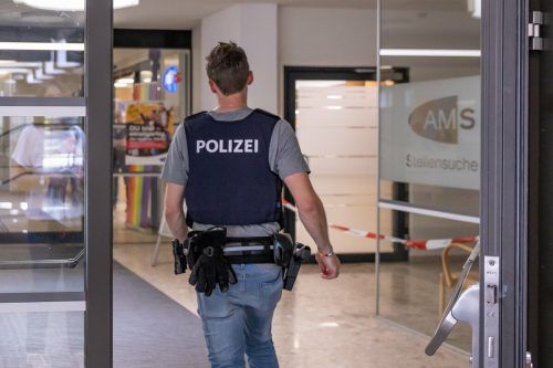 Gestern kam es im AMS in Lienz zu einem Polizeieinsatz mit Schussabgabe. apa