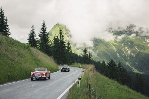 Golden Oldies auf Tour: Automobilklassiker in imposanter Landschaft.  LZT/Christoph Schöch