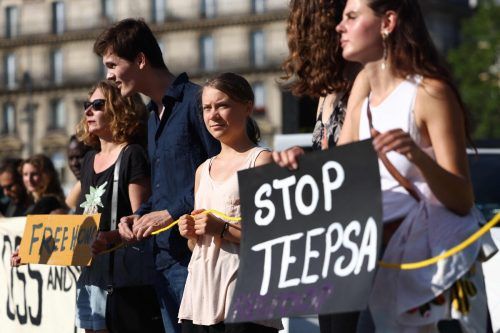 Greta Thunberg und andere Aktivisten demonstrieren am Place de la République in Paris für das Klima und gegen fossile Brennstoffe. AFP