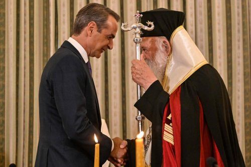 Griechenlads Ministerpräsident Kyriakos Mitsotakis wird von Erzbischof Ieronymos II zur Wiederwahl beglückwünscht. AFP