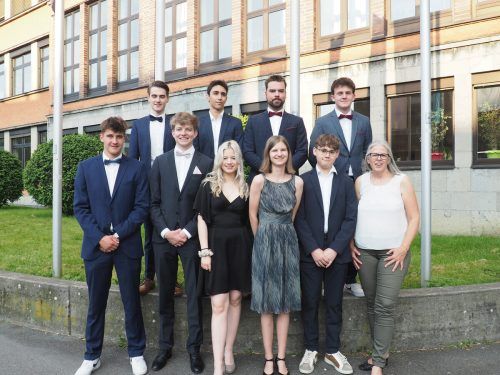Große Freude über die gemeinsam bestandene Matura und weiße Fahne bei der 5aha mit KV Katrin Bergmayer.  HTL Bregenz