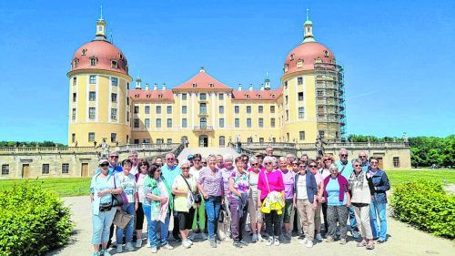 Gruppenfoto vor der Moritzburg. Valentine Baur/ VORARLBERG50plus Sulz-Röthis-Viktorsberg