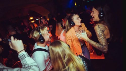 Gute Laune gab es schon bei der vergangenen stillen Feier im Rauch Club. Silent Disco