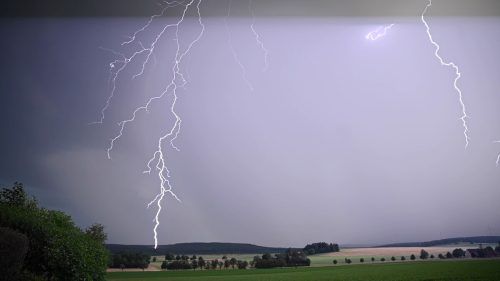 Heftige Unwetter mit Blitzen und Hagel zogen über Deutschland.  dpa/Bulling