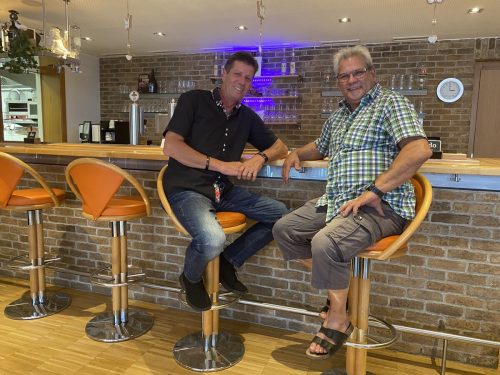 Helmut Pechhacker (l.) wünscht sich, dass das Dorfcafé im gleichen Sinne wie jetzt weitergeführt wird.