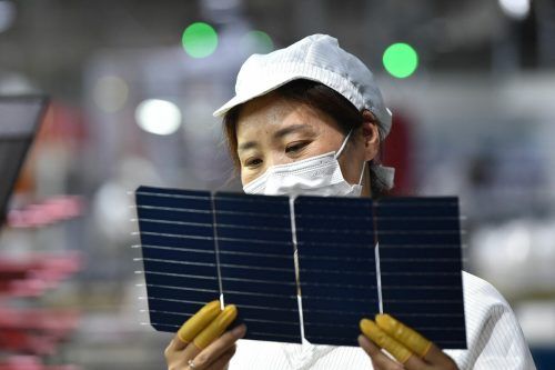 Herstellung von Photovoltaikelementen in China.  APA