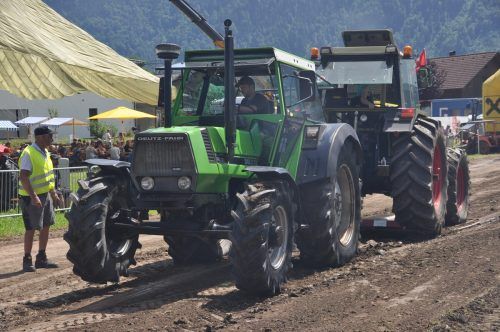 Highlight des Traktorentreffens ist das Traktor-Pulling, ein spannender Zugkraftwettbewerb. hab