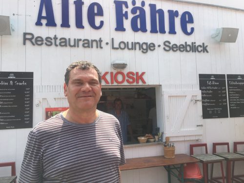 Hubert Feldschmied (56) ist seit drei Jahren Wirt auf der Alten Fähre. VN/MIG