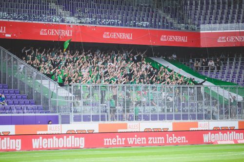 Hunderte Fans von Austria Lustenau pilgerten nach Wien, um ihre Mannschaft bei Austria Wien zu unterstützen. Trotz 0:5-Niederlage im Match um Europa feierten die grün-weißen Anhänger ihr Team nach Spielende. apa