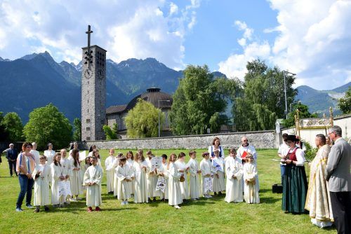 Im Klostergarten mit den Erstkommunionkindern und der Heilig-Kreuz-Kirche im Hintergrund. SCO