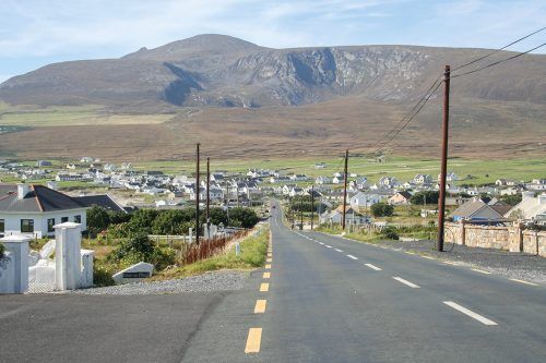 Im Örtchen Dooagh startet die vier Kilometer lange Wanderung. Shutterstock