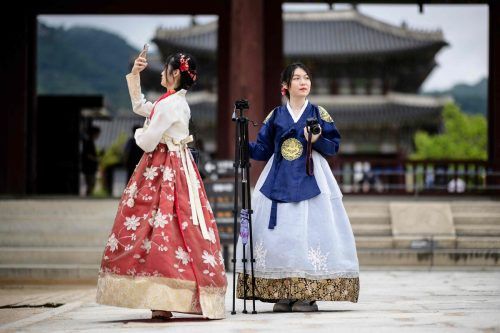 Im traditionellen Hanbok besuchen diese Frauen den Gyeongbokgung-Palast im Zentrum von Seoul, Südkorea. AFP