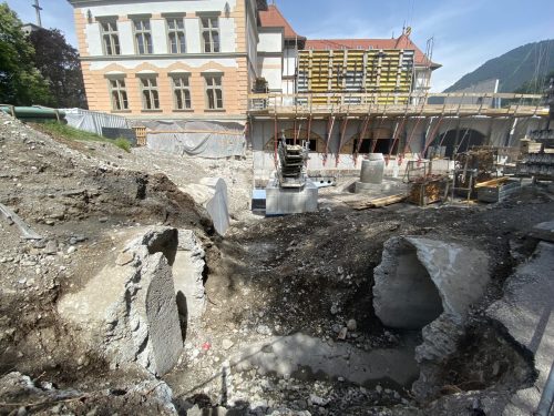 Im Zuge der Bauarbeiten bei der Volksschule Mitte wurde ein Bunker ausgegraben. vn/jun
