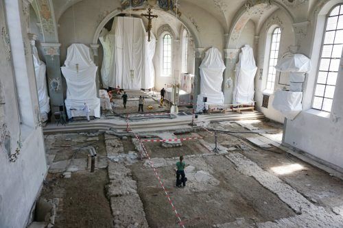 In diesem Bereich wurden Überreste der alten Steinkirche gefunden.  HAPF/2
