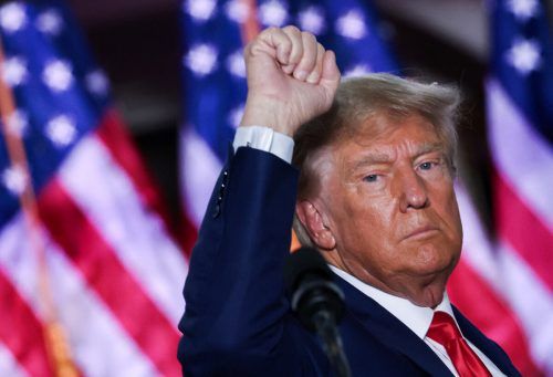 In seinem Golfclub in Bedminster, New Jersey, trat der frühere Präsident vor Anhängern auf. Reuters