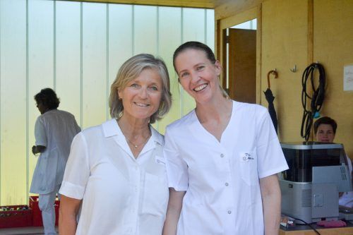 Iris Schweninger und Pflegedienstleiterin Karin Blank (rechts). bvs (2)