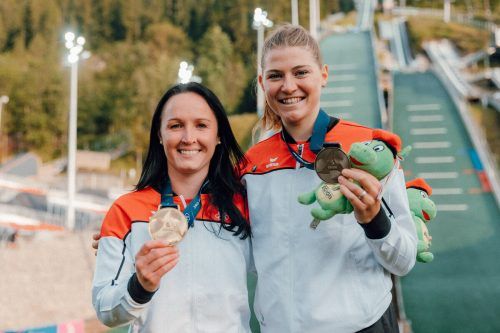 Jacqueline Seifriedsberger (l.) holte Gold und Sara Marita Kramer Bronze bei den Europaspielen im Skispringen.