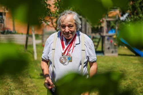 Josef erlief sich viele Wandermedaillen und -nadeln. VN/Steurer, Huchler (2)