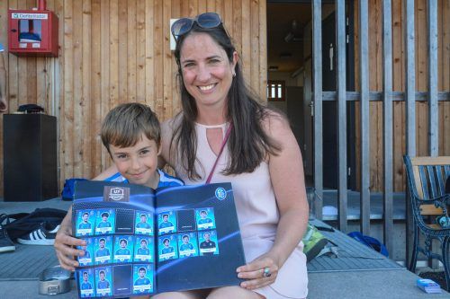Jung-Kicker Laurent Mandjik und seine Mama Corinna sind begeistert von der einzigartigen Aktion.