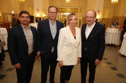 Karin Seywald-Czihak (GF ÖBB-Werbung) bei der Preisverleihung in Wien mit Herausgeber Eugen A. Russ (r.), Patrick Fleisch (Leiter Key Account Russmedia, l.) und Markus Raith (Russmedia-Geschäftsführer).  Katharina schiffl