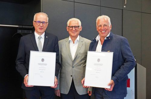 Karl Franz Rous (l.) und Roland Gozzi (r.) empfingen von RKV-Präsident Ludwig Summer die Ehrenmitgliedschaft und die goldene Verdienstmedaille.  RKV