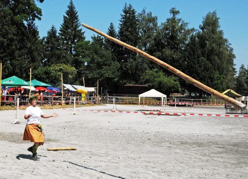 Katharina von der Kinderstube schmiss den Baumstamm über zehn Meter weit. AJK