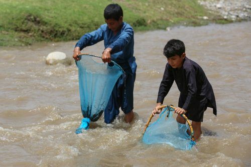 Kinder fischen in einem Fluss im Bezirk Alingar in der Provinz Laghman in Afghanistan. AFP