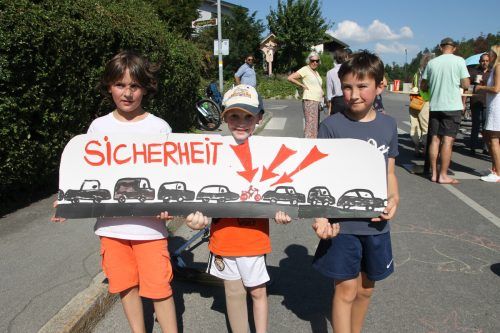 Kinder protestierten auf der Letze für mehr Fußgängersicherheit in ihrem Wohngebiet.  VN-HE