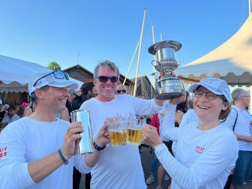 Klaus Beinder, Dietmar Lenz und Sabine Heim (v. l.) mit dem Wanderpokal. Privat