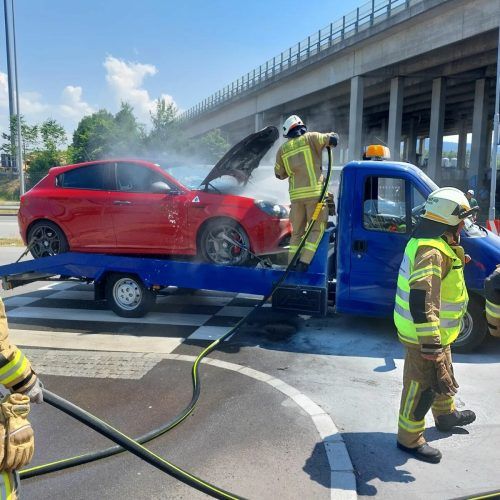 Kurz nach 12 Uhr fing ein Auto auf dem Baywa-Parkplatz Feuer. FW Lauterach