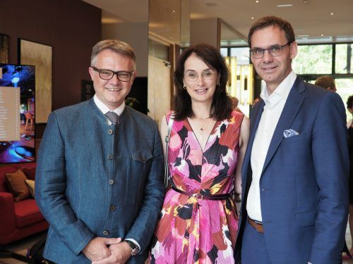 Landeshauptmann Markus Wallner und „First Lady“ Sonja Wallner mit Hoteldirektor Karl Brüggemann.