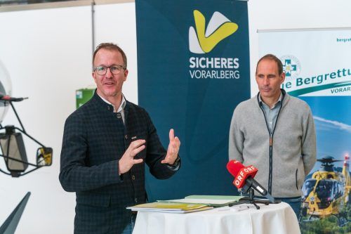 Landesrat Christian Gantner stellt sich vor die Landwirte vor Ort.  Stiplovsek