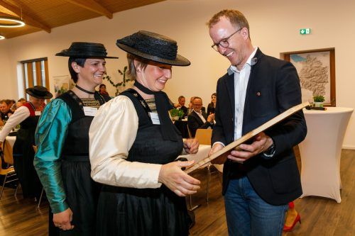 Landesrat Christian Gantner überreicht Sandra Moosmann die Urkunde.  VLK/Hofmeister