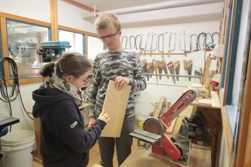 Leonie und Pascal bei der Arbeit in der Holzwerkstatt.