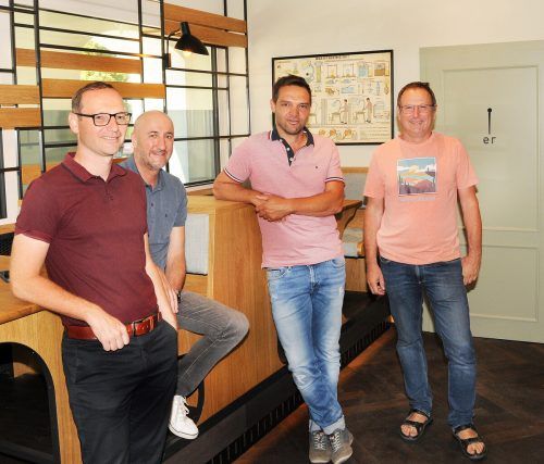 Lokalaugenschein in der Alten Schule: Alexander Thaler, Helmut Sparr, Bürgermeister Stefan Übelhör und Thomas Burtscher (v. l.)..  AJK
