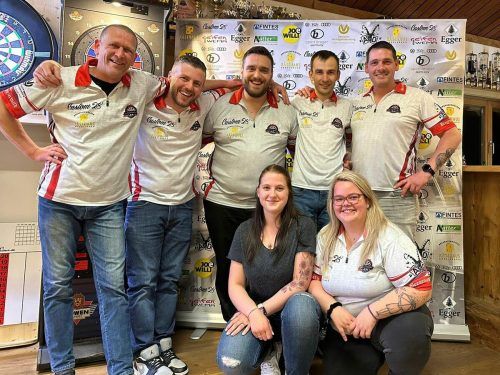 Martin Holzmann (3. v. l.) und die Dart Rebellen schafften vor Kurzem den Aufstieg in die Steel-Darts-Bundesliga.