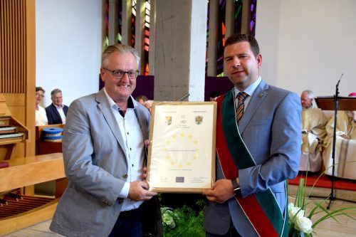 Martin Vallaster und Tobias Silbereis mit der Verschwisterungsurkunde. 