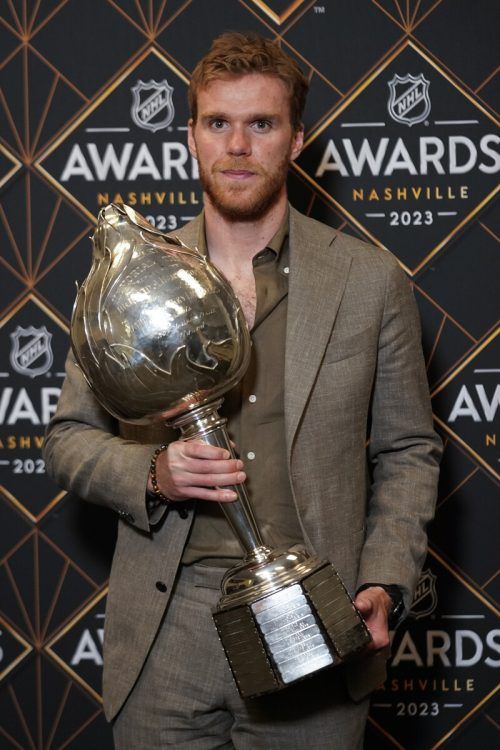 McDavid mit der Hard-Memorial-Trophy für den Liga-MVP. Ap
