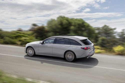 Mercedes bringt die E-Klasse im Herbst wieder als Kombi auf den Markt. Weil der Neue gegenüber dem Vorgänger in allen Karosseriedimensionen leicht zulegt, wächst auch das Gepäckraumvolumen. Bei voller Bestuhlung stehen 615 Liter zur Verfügung, mit umgeklappten Sitzen sind es 1830 Liter. Wählt man als Antrieb den Plug-in-Hybrid, schrumpft der Stauraum auf 460 beziehungsweise 1675 Liter.
