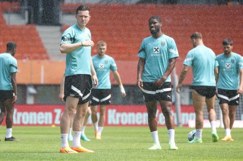 Michael Gregoritsch (links) ist gegen Schweden im Angriff gesetzt, Verteidiger Kevin Danso könnte nach der Verletzung zurückkehren. gepa