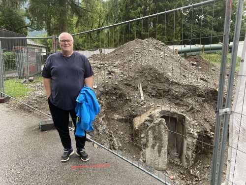 Michael Haider vor der ausgegrabenen Luftschutzanlage bei der Volksschule Mitte in Bludenz. vn/jun
