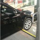 Auto blieb am Bahnhof Dornbirn auf der Treppe hängen